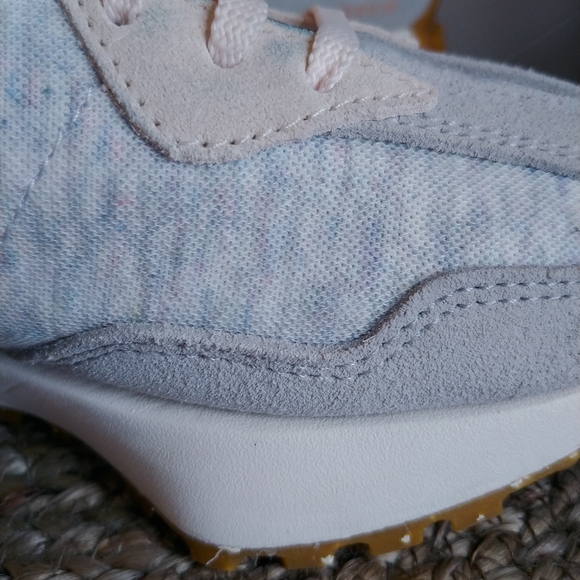 New Balance Ladies Size 8 Running Shoe - Picture 2 of 10